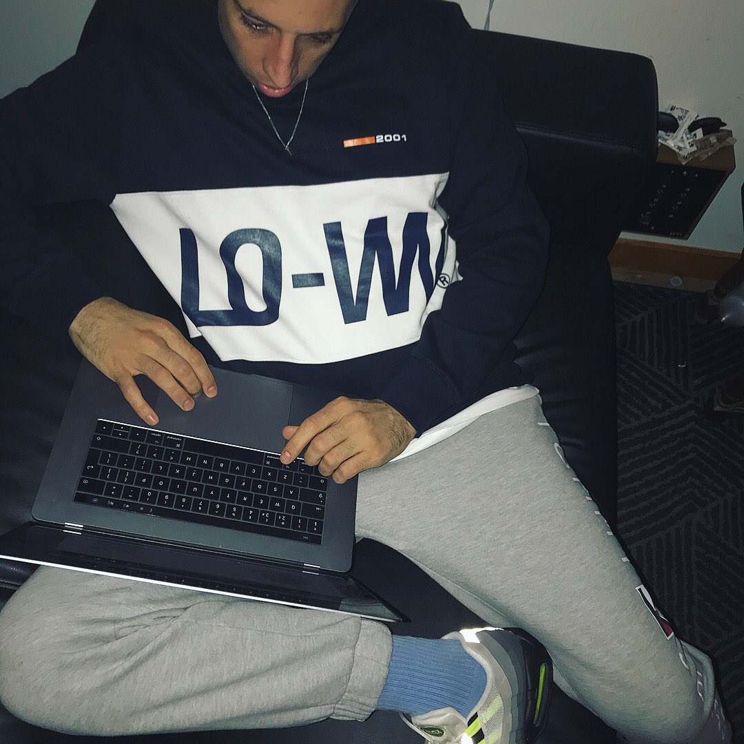 example's tweet photo. Dunno if it’s called a mixtape, an EP, an album or a playlist anymore 🤷🏻‍♂️ but I’m releasing 8 new tracks next month

This is me pretending to decide the tracklist order (I knew it weeks ago) more info soon ... https://t.co/Li35hushaK