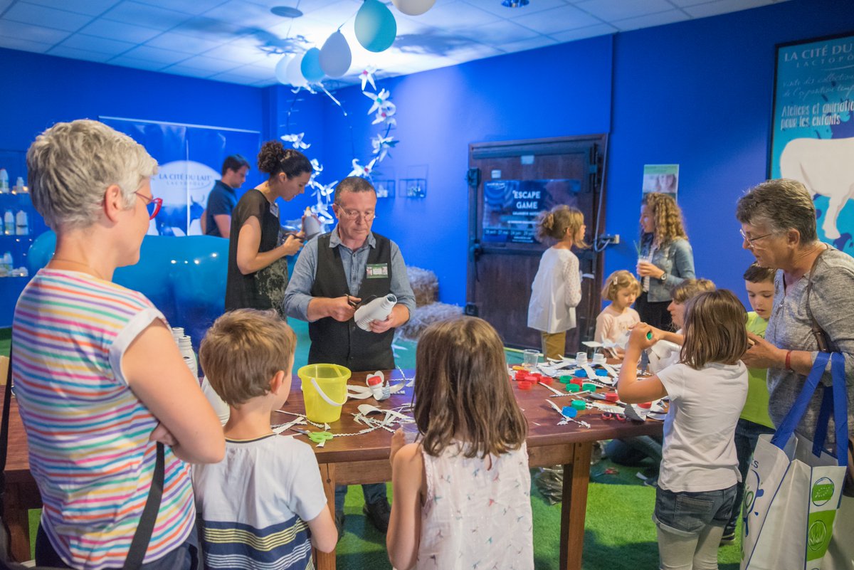 groupe_lactalis's tweet photo. #JourneeMondialeDuLait 🥛 Pédaler pour mixer son milkshake, apprendre à traire une vache ou encore customiser sa bouteille de lait : mercredi dernier, les enfants se sont régalés au Lactopôle ! 🥤😋🎈 https://t.co/bkr08JFzKC