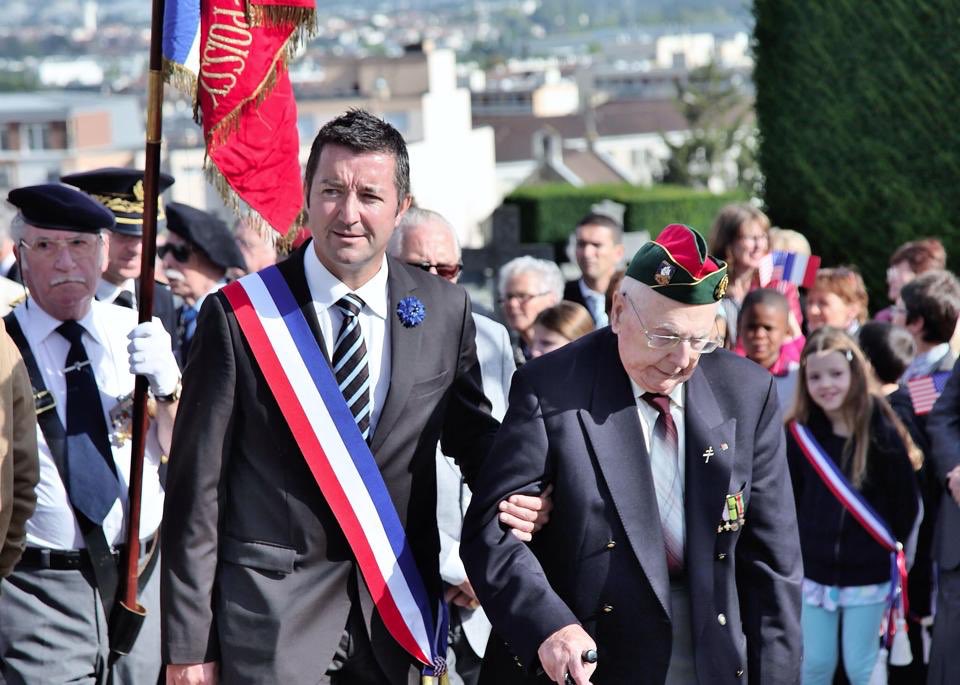KARLOLIVE's tweet photo. Retrouvez l’hommage rendu par les élus de Poissy à Roland le Bail, qui nous a quittés dans le 24 mai dernier. Résistant en 1944 aux côtés de Georges Constanti, Louis Lemelle &amp; Jean-Claude Mary, il était un véritable passeur de mémoire! 
🎥➡️ https://t.co/x9KrhnoHWp https://t.co/WyX7qlvtVx