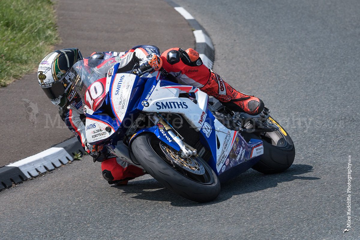 ManxMikePhotos's tweet photo. 'On a mission' @peterhickman60 heading to #Victory on the last lap of today's Superstock TT race. #SignpostCorner @Smiths_Racing @iom_tt @visitisleofman #IoMTT #iomtt2018 #IOMTT18 https://t.co/MNAxBnkgKM