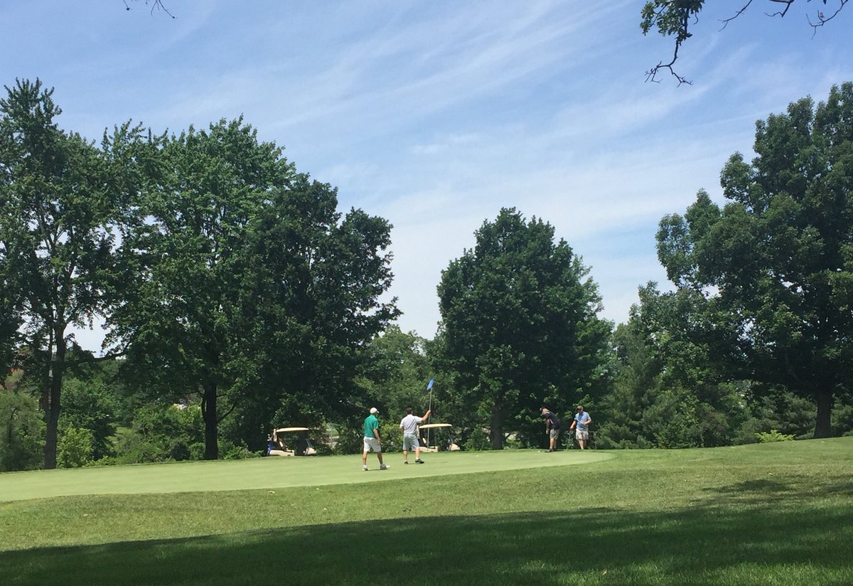 StMarysDragons's tweet photo. Today’s weather for the Southside Catholic Golf Classic was heaven-sent!
#PlayingInTheSunshine #Golfing @GlenEchoCC https://t.co/8dSEt5BahM