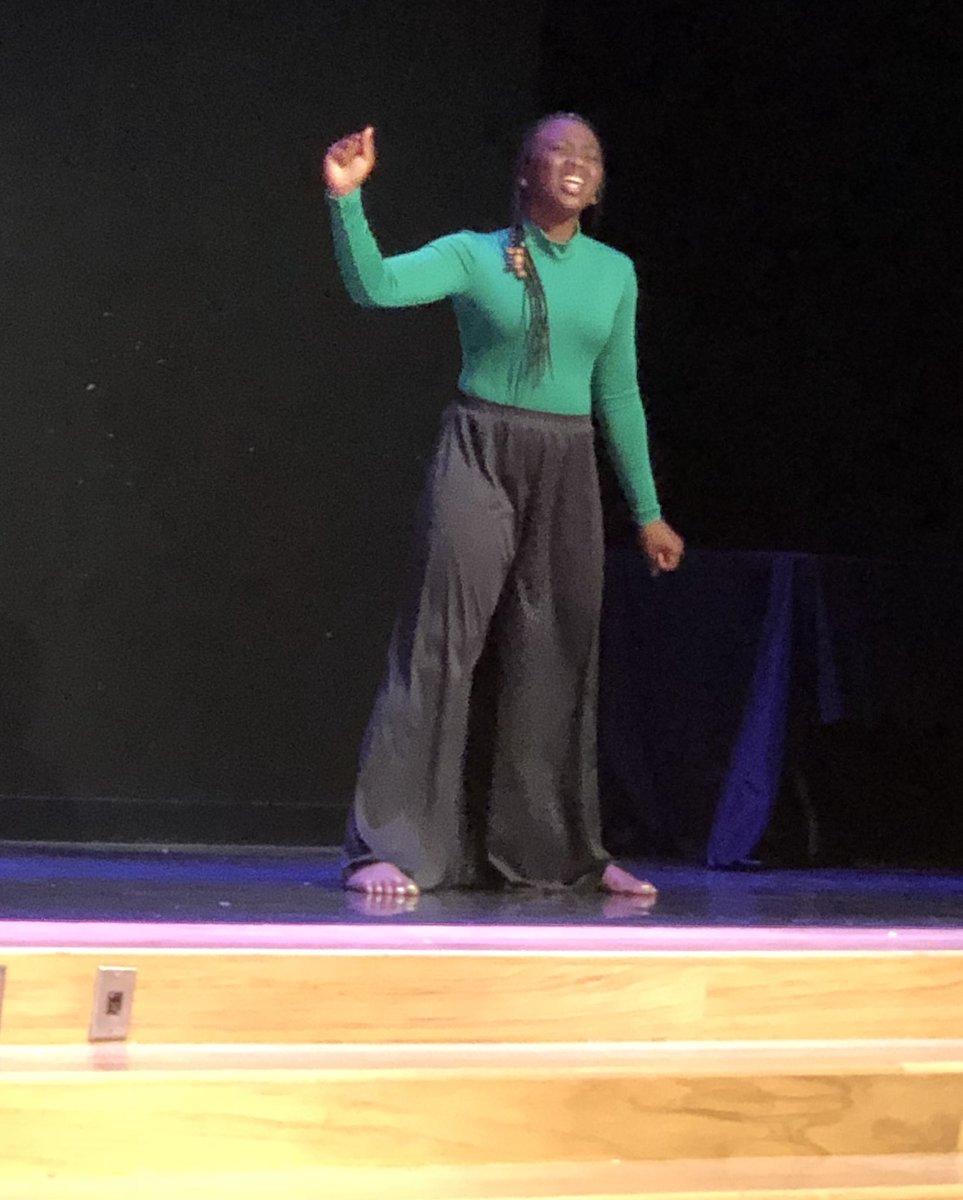 Roosevelt_HISD's tweet image. A #praisedance to #NurseZachaire fave song! 🎼 #celebrate #retirementcelebration #5thgrade