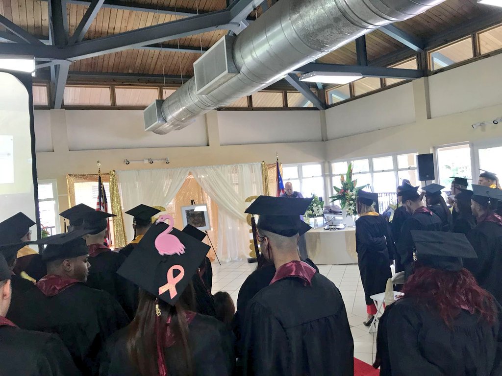 YashiraMLebron's tweet photo. Muchas felicidades a la clase graduanda de la Esc. Luis pales Matos desde la Univ. American University en Bayamón #Graduaciones2018 #BayamonDist8 https://t.co/YpL4sTdOhM