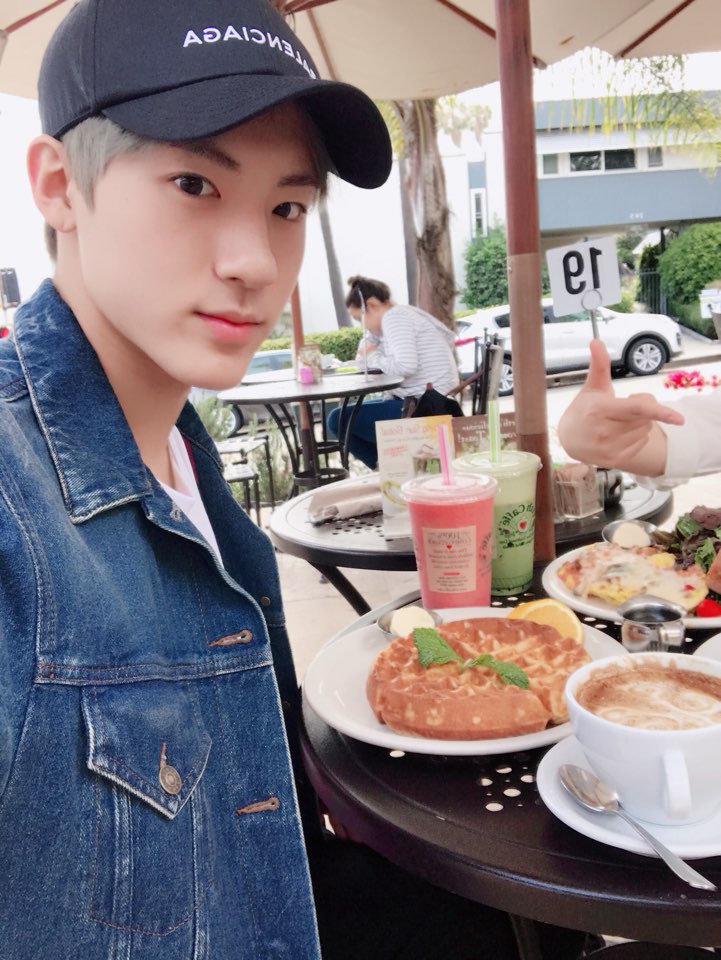 WE_THE_BOYZ's tweet photo. [에릭] Urth Cafe 🌎 @ Laguna Beach! 
우리 누나 손... 혹시 더보이즈?! ㅋㅋㅋㅋㅋㅋ
(feat. my sister’s hand with THE BOYZ sign!) https://t.co/f33FFGbS2p