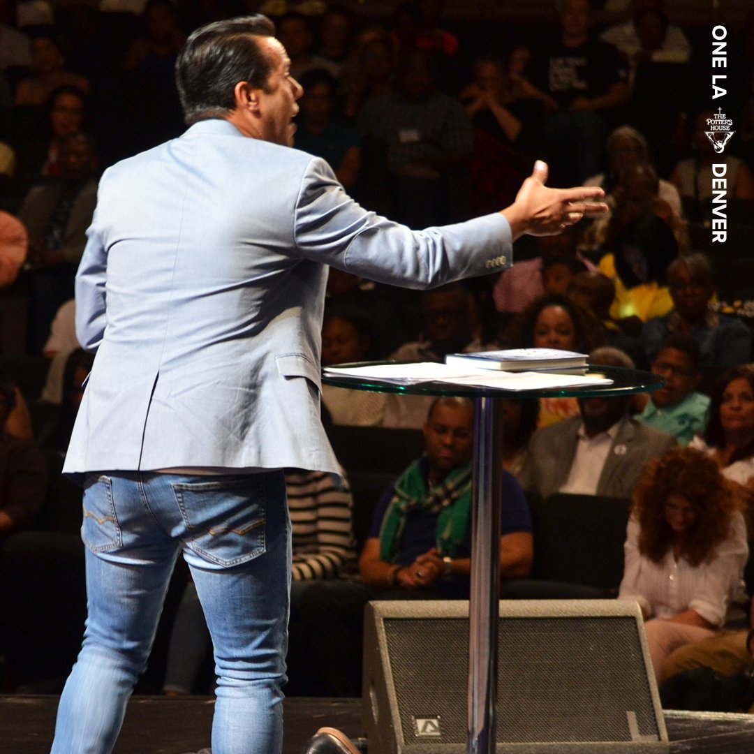 oneonline_'s tweet photo. WHAT A WEEKEND! Thank you @pastorsamuelrodriguez for bringing and sharing your very best with us! We are forever changed and inspired to #ShakeFree #PrivateBattlesPublicRewards
.
.
#TPHD #TPHoneLA #TPHdenver #ToureRoberts #SarahJakesRoberts #Podcast #TPHPodcast #LA #LAChurches https://t.co/o92evazwye