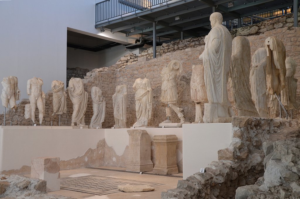 carolemadge's tweet photo. The Augusteum of Narona (present-day southern #Croatia) and its seventeen monumental marble sculptures of later Roman emperors and their family members.
↪️https://t.co/CFVFwVV75J https://t.co/rGQnraqtPl