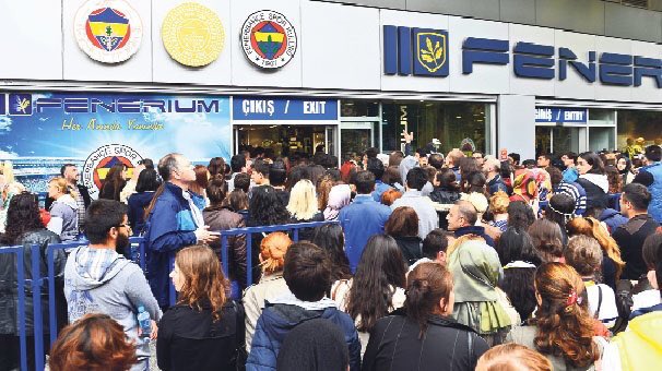 Taraftarlarımız #SunnyWeek ve #sendeal taglarıyla Fenerium’dan alışveriş yapılması yönünde çağrıda bulunuyor.