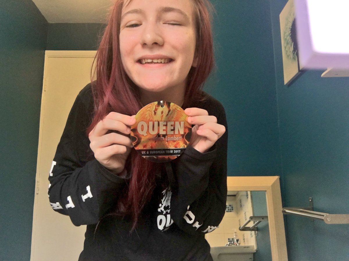 emmygirl2912's tweet image. #MerchVibes loving life 😚 @adamlambert @QueenWillRock 🙌🏻♥️