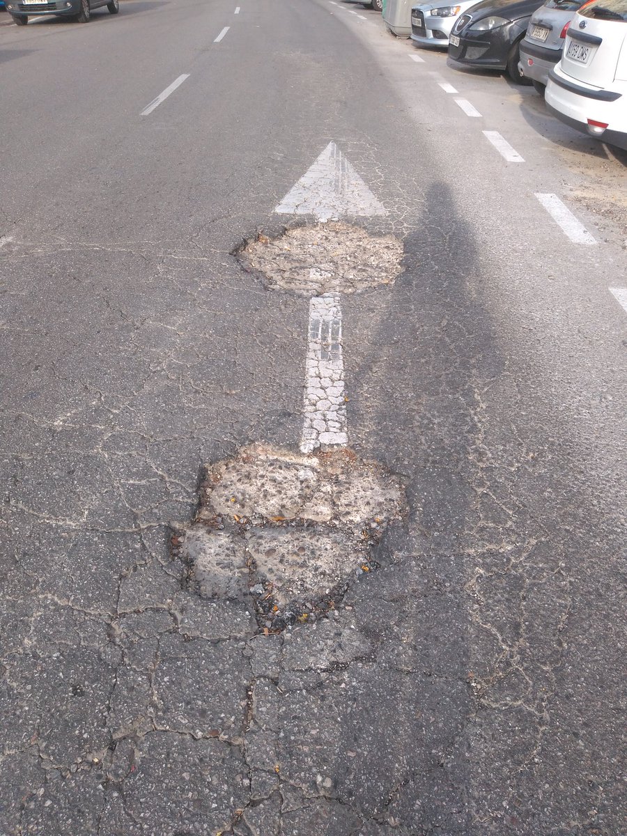 eva_guapi's tweet photo. @Ayto_Sevilla  @JuanEspadasSVQ El estado de la carretera en la Avenida Las Leandras. Acabará ocurriendo una desgracia. Por favor den parte para su arreglo. Gracias. https://t.co/cfF3qpp4Q6