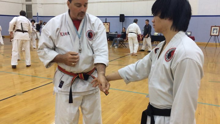 appvovinam's tweet image. [Instagram] -  Master Kirk showing applications to Centerline kata. #wingchun #siunimtao #IATC2018 #cuongnhu #blacktalondojo #trainingcamp #vietnamese #martialarts #uncchapelhill #northcarolina #memorialweekend #2018 #boardbreaking #vietnamesemartialarts… dlvr.it/QW9CXd