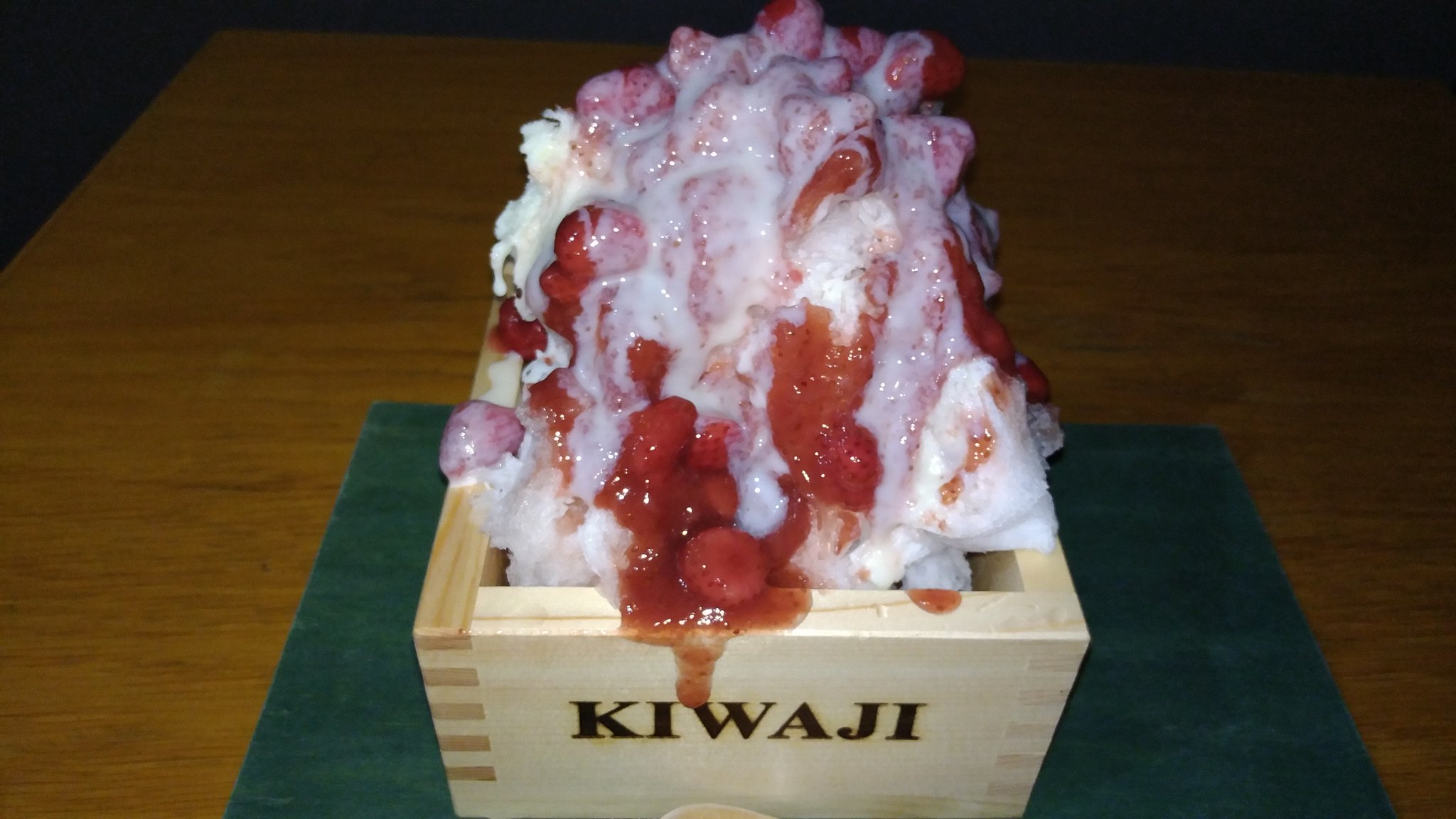 Hiro Pippi 日曜のかき氷 高松市 Kiwaji にて いちごミルクです 約一年ぶりの訪問 去年は行列だったので開店すぐ行ったらお客我輩だけ 相変わらず入れ物がお洒落だな イチゴソースは濃厚で果肉もゴロゴロあって食べごたえもあり 後で気づい