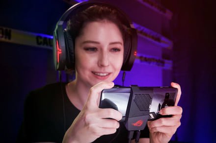 aivanet's tweet image. #Asus ROG Phone shrinks your gaming PC and puts it in your pocket - aivanet.com/2018/06/asus-r… #AndroidArmy #Mobile #News