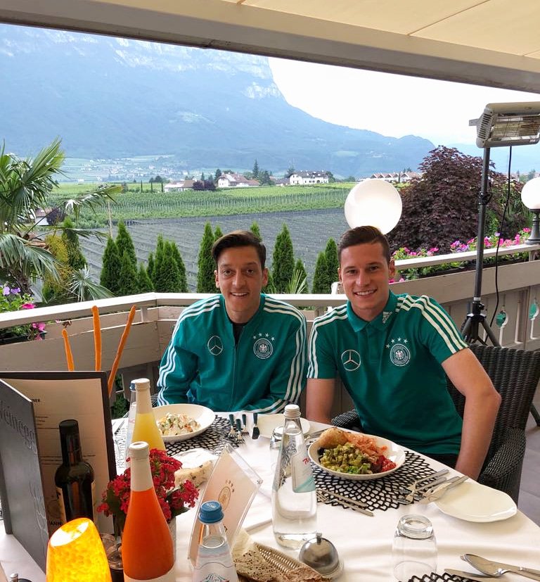 Good evening! ✌🏼🍽 #dinner #DieMannschaft #SouthTyrol #bro @DFB_Team