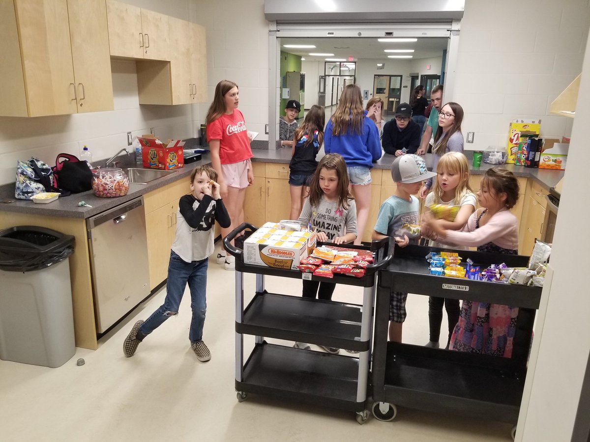 MrAndersonEDU's tweet photo. Grade 2 students assisting #prescottpsd70 drama students with "Snack Shack" to raise money for the Iqaluit Food Bank. #psd70 #realworldlearning #globalcitizens https://t.co/PaiVHPNNOf