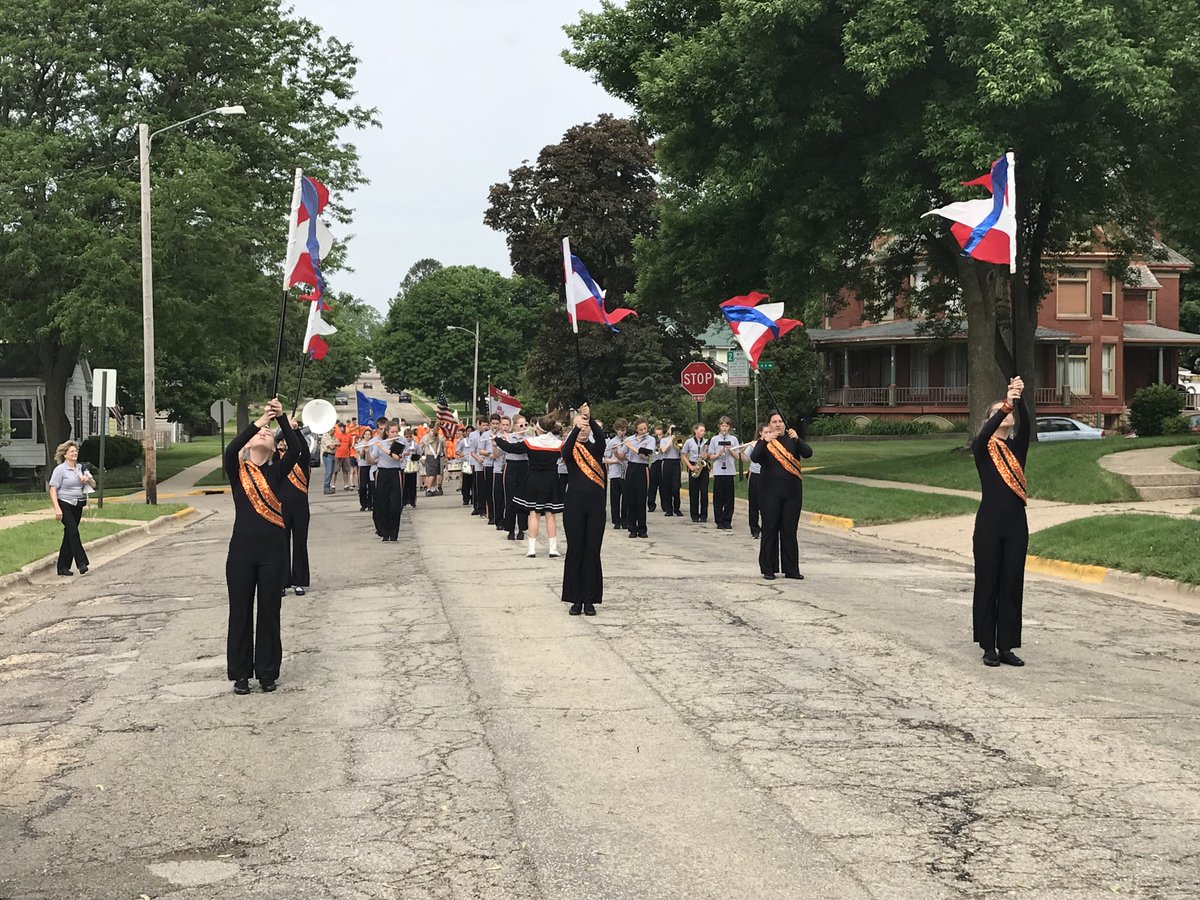 DodgevilleSD's tweet photo. Dodgeville Middle School Band performed at the Memorial Day Parade. Check out this shot! #ItsAGreatDayToBeADodger https://t.co/mtDnR8bn58