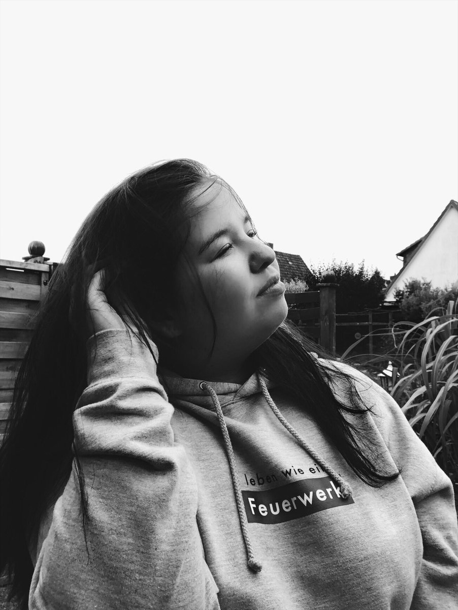 eickhoff_fenja's tweet photo. „wir haben uns mal geschworen, ey wir warten nie auf morgen
wir sind doch immer noch die selben clowns &‘ unserer welt..🌎“
@Wincent_Weiss
#wincentweiss #merchliebe #feuerwerkhoodie https://t.co/N4O2rrS5kz