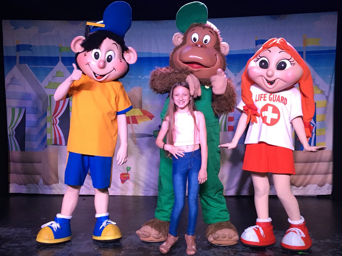 RochelleTrue's tweet photo. My baby may be growing up, but she’ll never say no to a photo with the #seasidesquad @haven #MyHavenDays #djned #greedythegorilla #polly #burnham #burnham2018 #happy @xxpiXieviXenxx @arcangeldriving https://t.co/hlQN8ZOFxE