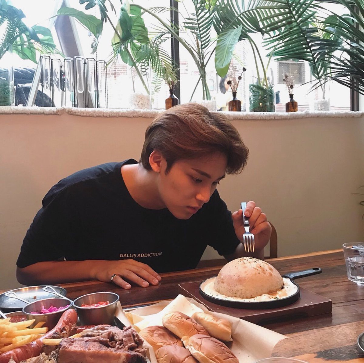 meIaningyu's tweet photo. he’s the cutest boy in the world!!!!! https://t.co/xzLCDm3fy4