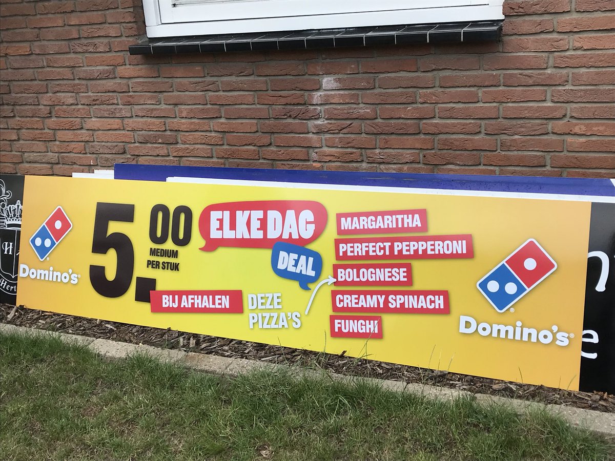 Vandaag 2 #reclameborden beletterd voor <a href="/vvDrienerlo/">v.v. Drienerlo</a>. Grote sponsor daar op de <a href="/UTwente/">University of Twente (inactive)</a> is <a href="/dominos/">Domino's Pizza</a> #enschede