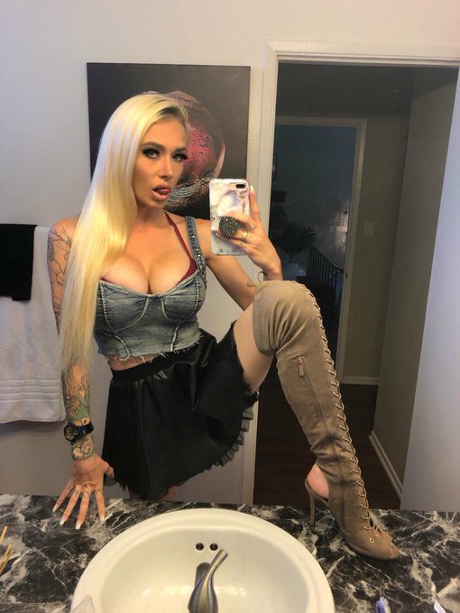 Happy Monday click the link in my bio to get added to my #PremiumSnapchat ... Only place to see my naughty<a href="/tag/premiumsnapchat"class="tags"><span>#premiumsnapchat</span></a>