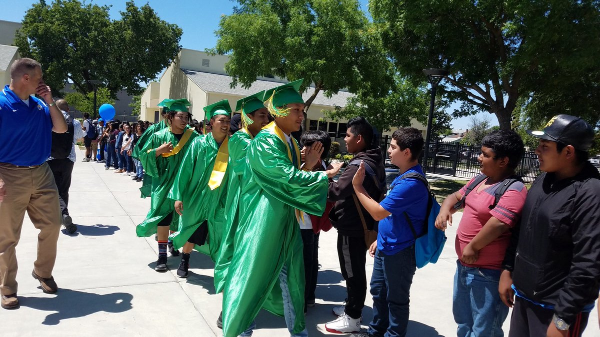 TehipiteBobcats's tweet photo. Congratulations to the Roosevelt Rough Riders #classof2018 ! #gradwalks https://t.co/BiaFawMNUv