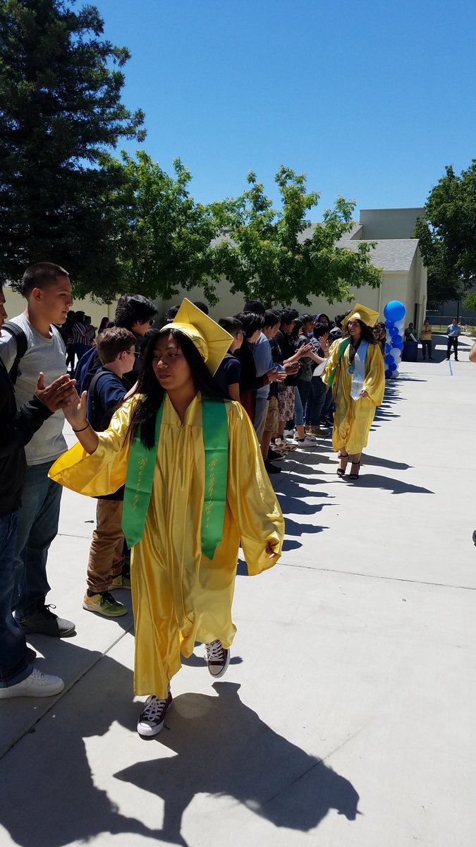 TehipiteBobcats's tweet photo. Congratulations to the Roosevelt Rough Riders #classof2018 ! #gradwalks https://t.co/BiaFawMNUv