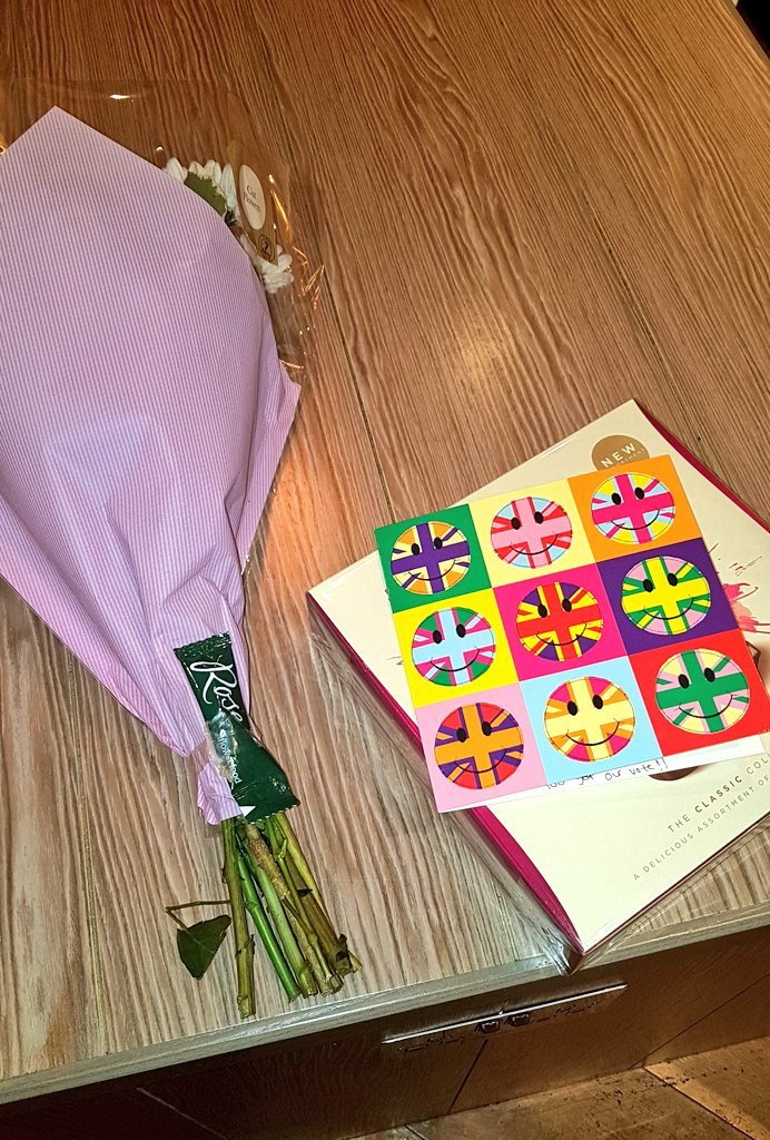 Happy guests doing a reverse hubwow! Well done <a href="/meymey489/">Mey Mey</a>  #hubwarmwelcomes #mondayinstyle #hubgoodgest <a href="/DwLondons/">David Watson</a> <a href="/SDEBDD/">simon ewins</a> <a href="/paddymooner/">Patrick Mooney</a> <a href="/FcCrea/">Francesco Crea</a> <a href="/LauraEvans81/">Laura EvansWrobleski</a>