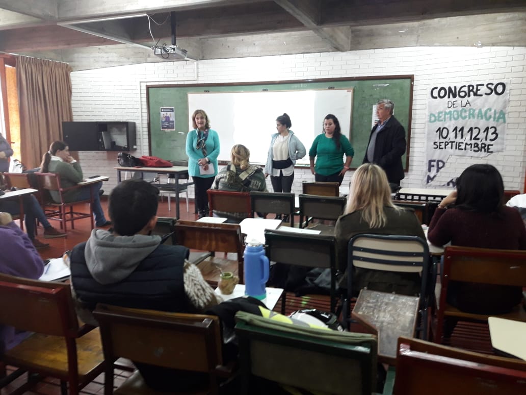 GarciaRoitman's tweet photo. @ClaudiaDecana y #RobertoRoitman sigue recorriendo la @FcpysUNCuyo. Es el momento de dialogar con les estudiantes de Ciencia Política y Administración Pública. 
#GarciaRoitman #FCPySlista414 https://t.co/doGu4312PU