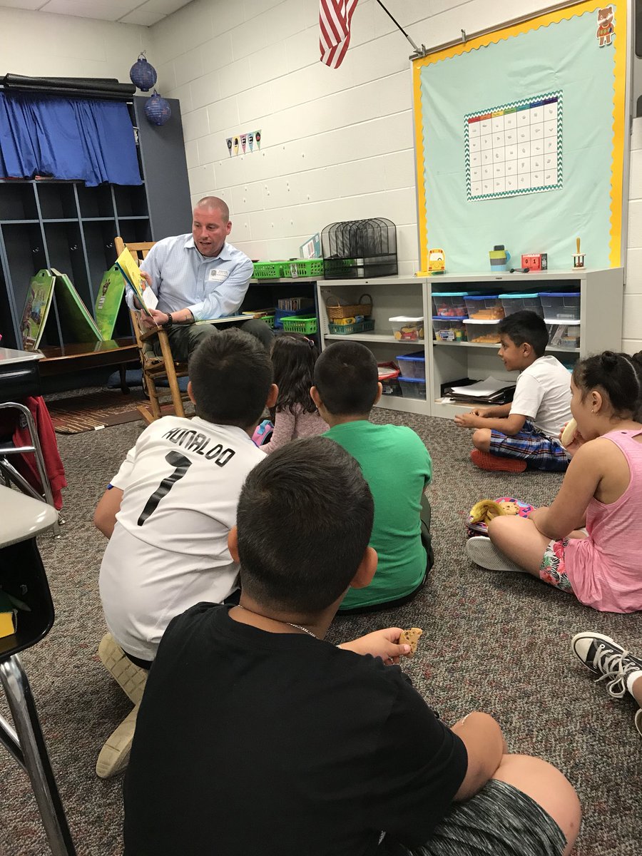 kirs10i's tweet photo. When HS peeps come to our elementary world...@hubbardbradford https://t.co/xsFfi7C38N