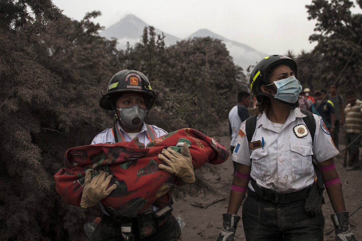 usatodayweather's tweet image. A 'hot avalanche' of volcanic ash and rock killed dozens of people in Guatemala   usat.ly/2Hl31EB  @janinekrippner @USGSVolcanoes  @Volcanologist #pyroclasticflow