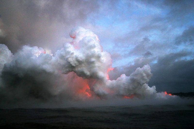 MBARI_News's tweet photo. After weeks of unleashing earthquakes and lava flows that forced thousands of people to evacuate their homes, Hawaii’s Kilauea volcano finally blew its top last month. https://t.co/9FHnXoq9RX #scienceshots @NatureNews https://t.co/jXBVNewHIi