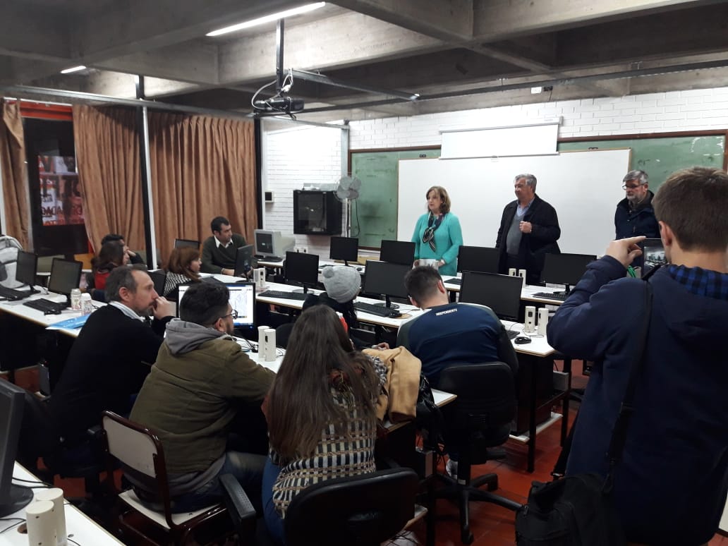 GarciaRoitman's tweet photo. @ClaudiaDecana y #RobertoRoitman junto a las candidatas a Dirección de Carrera de Comunicación Social #AcciónPlural conversando con les estudiantes.
#FCPySlista414 #GarciaRoitman #SubiteALa414 https://t.co/GC9fltUrTC