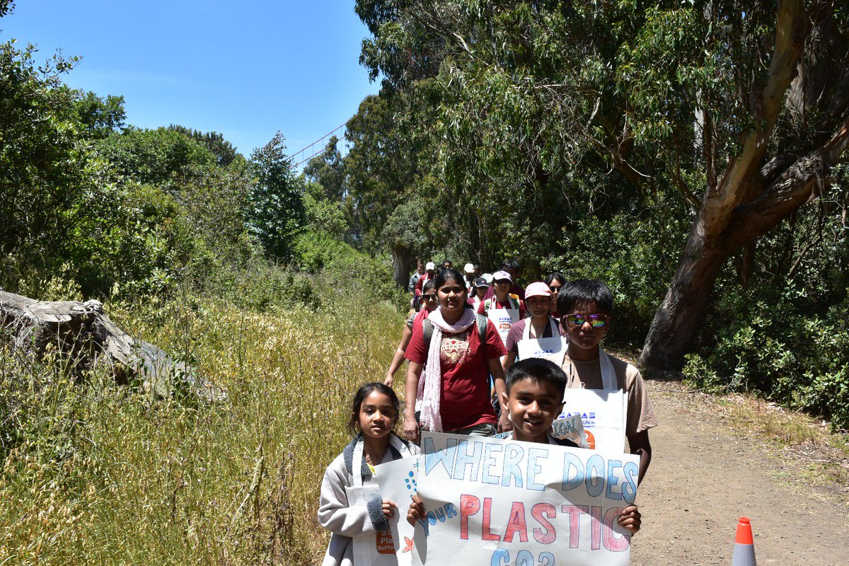 renujoy's tweet photo. @SadhguruJV @UNEnvironment @rallyforrivers @ishafoundation @narendramodi @ErikSolheim @UNinIndia Isha volunteers in San Francisco raising awareness about the environmental perils of single-use plastic with kids leading the way ! 

🐠🐟🐳🐢🦀🦈🐸
#BeatPlasticPollution #WorldEnvironmentDay #Sadhguru https://t.co/nStLq9SJDu
