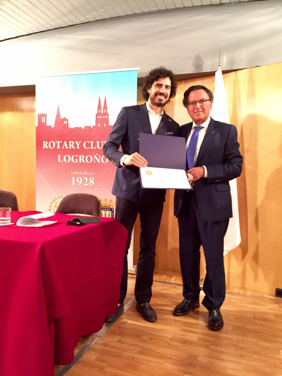 rotarylogrono's tweet photo. Pablo Sainz Villegas premio Paul Harris Fellows concedido por el Rotary Club de Logroño. https://t.co/cBACQlrTVM