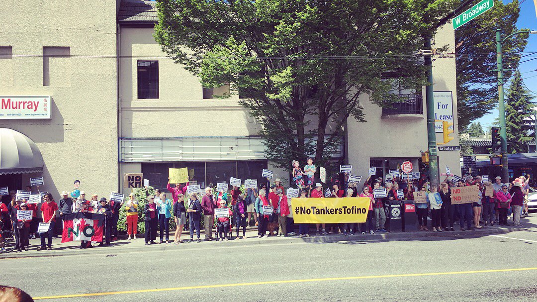 WCELaw's tweet image. Amazing turnout outside @joycemurray office for Vancouver-Quadra to rally against the #KMBailout! #StopKMBuyout #ifihad4billiondollars #bcpoli #cdnpoli