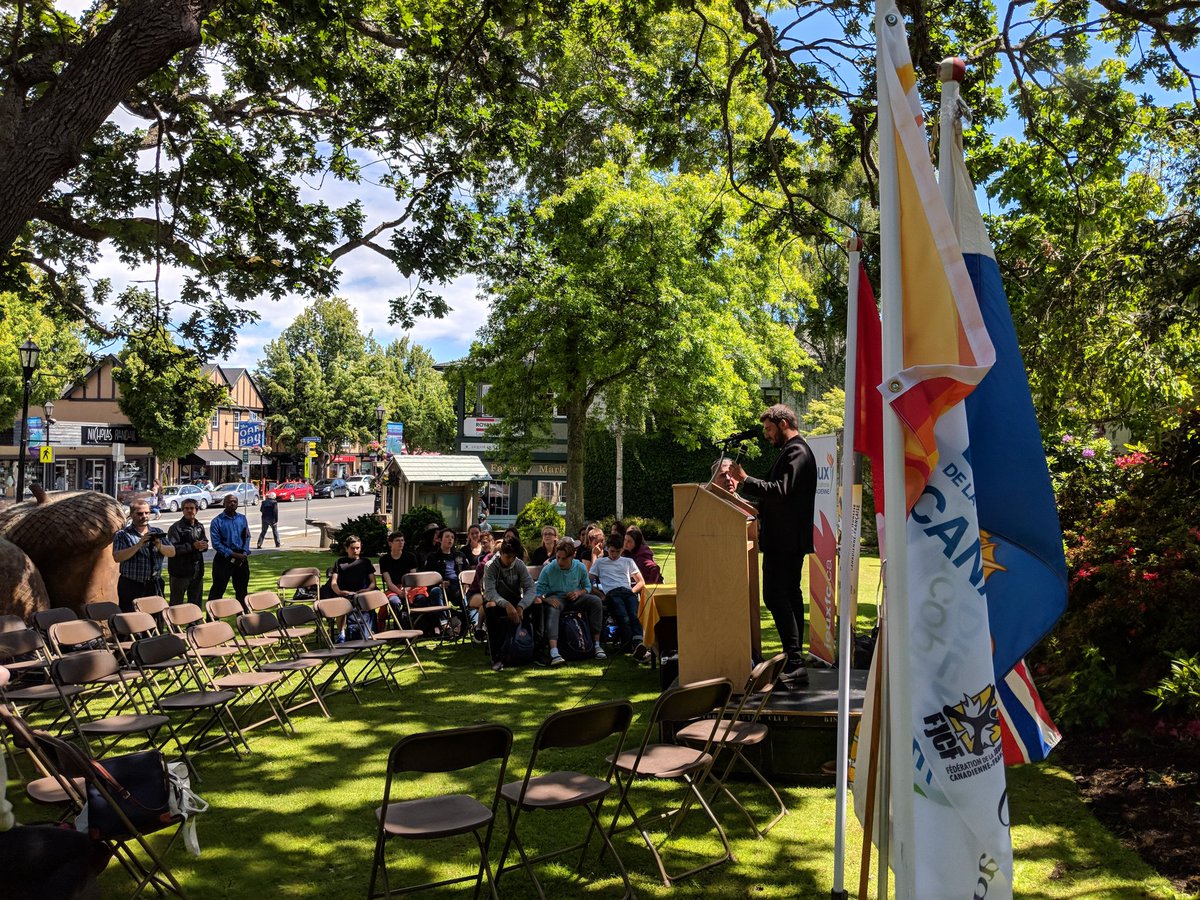 <a href="/DistrictOakBay/">District of Oak Bay</a> front lawn right now getting ready for the <a href="/JeuxFC/">JeuxFC</a> press release for the Francophone 2020 Games <a href="/MurdochOakBay/">Mayor Kevin Murdoch 🇨🇦 🇺🇦</a> <a href="/MichelleKOakBay/">Michelle Kirby</a> @MayorNils <a href="/OakBayNews/">Oak Bay News</a>