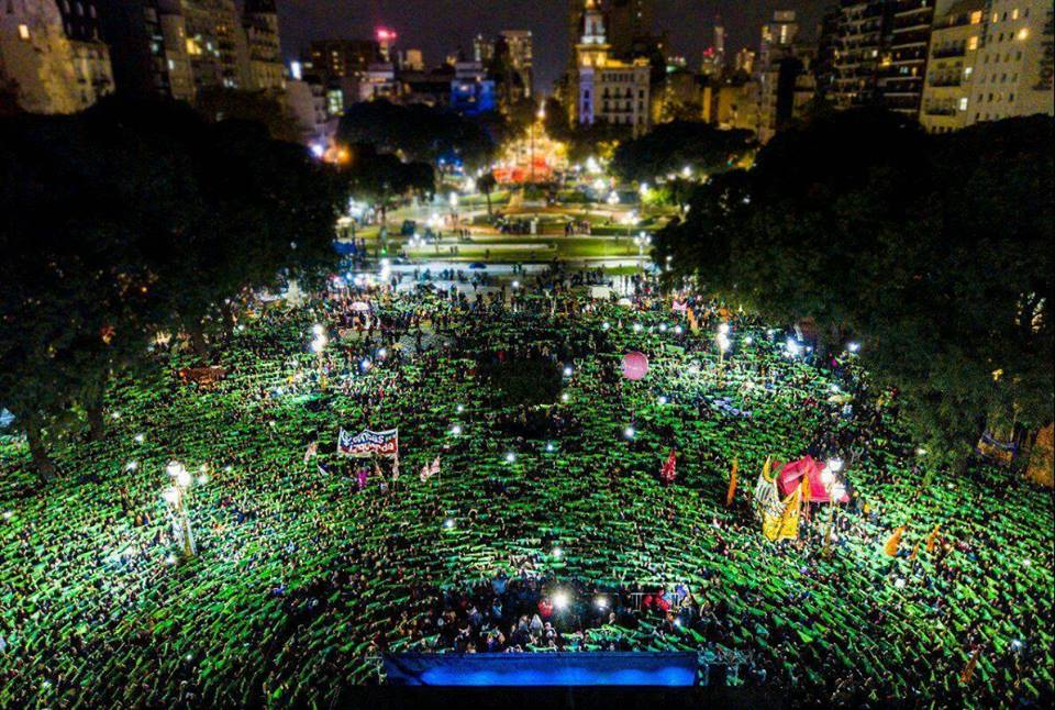 DiarioFemenino1's tweet photo. ¡Ahora que estamos todas, ahora que si nos ven!

 💚 No se va a caer, lo vamos a tirar 💚

#DiarioDigitalFemenino https://t.co/LcUGB5kC8K