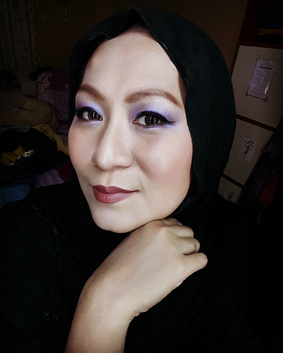 LizMcMommy's tweet photo. When boredom strikes at 2am you watch @Lisa_Eldridge on youtube and recreate the look.
#practicemakeup
#purplelook
#purplesmokeyeyes
#MyLisaLook
#makeupmirror
#hollywoodmirror https://t.co/xKZ12rHPsg