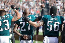 1standTenSports's tweet photo. I thought this morning’s #political headlines were signs I’d entered the #TwilightZone, now this @Giants fan is applauding the @Eagles #wth #nfceast #NationalAnthem #protest #sbll #CriminalJusticeReform #BlackLivesMatters #firstandtensports https://t.co/LWTnzG6JqH