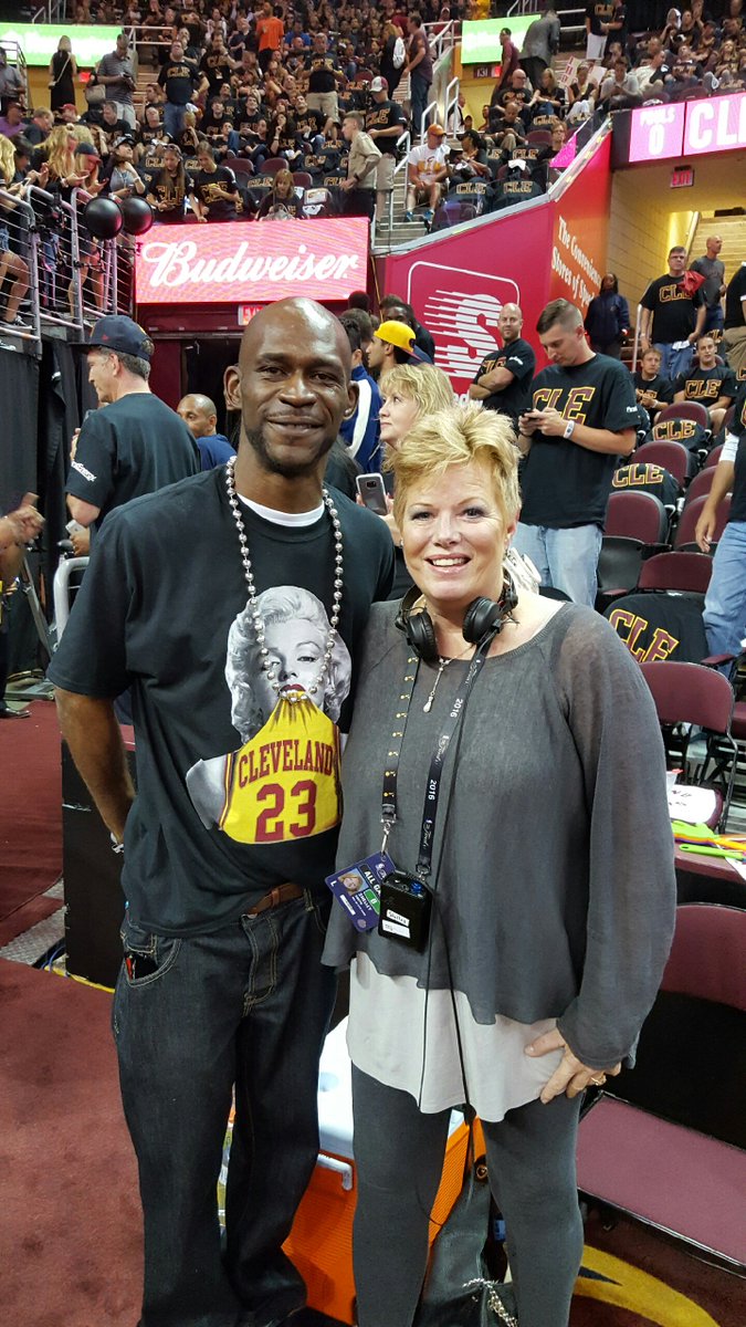BearcatJam's tweet photo. Hey @ShelleyESPN got a real nice story for you! @FOX19Tricia @thetournament 2018! Coaching with former @GoBearcatsMBB #MelvinLevett #EricHicks #CurtisBostic #AndreTate @BearcatJam. @NBA #Finals2017 @cavs hope all is well and this pic is 🔥@OhVarsity @pencerm @ESPNNBA @valbcat https://t.co/0aTvi2IQG9