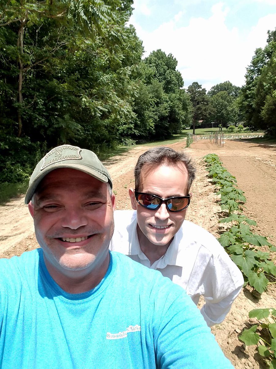 FrazierFox9's tweet photo. Checking out the #Backfourty and all the tomatoes that @vinnie.calvi planted! We graduated the class of 1986 from Horn Lake high school! So great to go back in time. #farmlife #mississippi #fattenupfrazier https://t.co/XESwojXuBy