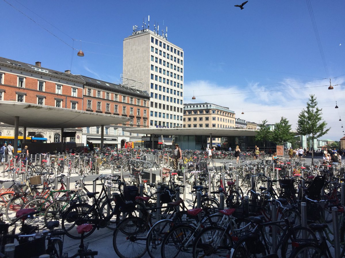 ScottKCMO's tweet photo. You get the city for which you plan. #cyclinghereiseasy #cph #kbh #cyclen https://t.co/GFbH1ATWMg