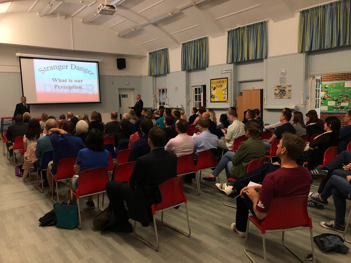 Moulshamjunior's tweet photo. Good turn out tonight for the 2 Johns #CEOPs #OnLineSafety https://t.co/yX3Xp2UxJ5