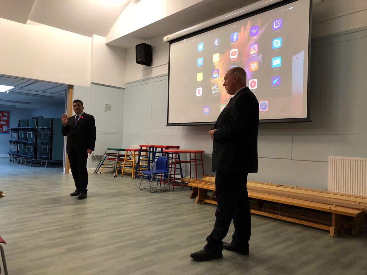 Moulshamjunior's tweet photo. Good turn out tonight for the 2 Johns #CEOPs #OnLineSafety https://t.co/yX3Xp2UxJ5