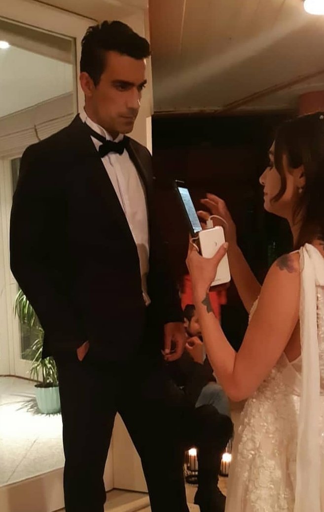 MissAkalay's tweet image. He's eating her up with his eyes 🙂🙂
#SiyahBeyazAşk #AsFer 
#BirHim #Ibrbir