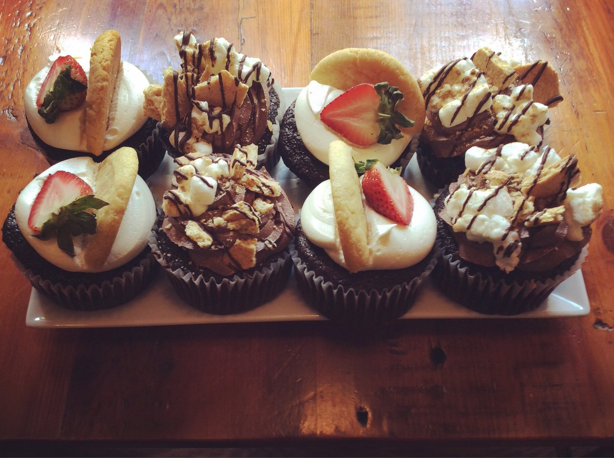 LumbervilleGen's tweet photo. Who says you can’t eat dessert first? #smorescupcakes #sugarcookiecupcakes https://t.co/EZUN0jKtSt