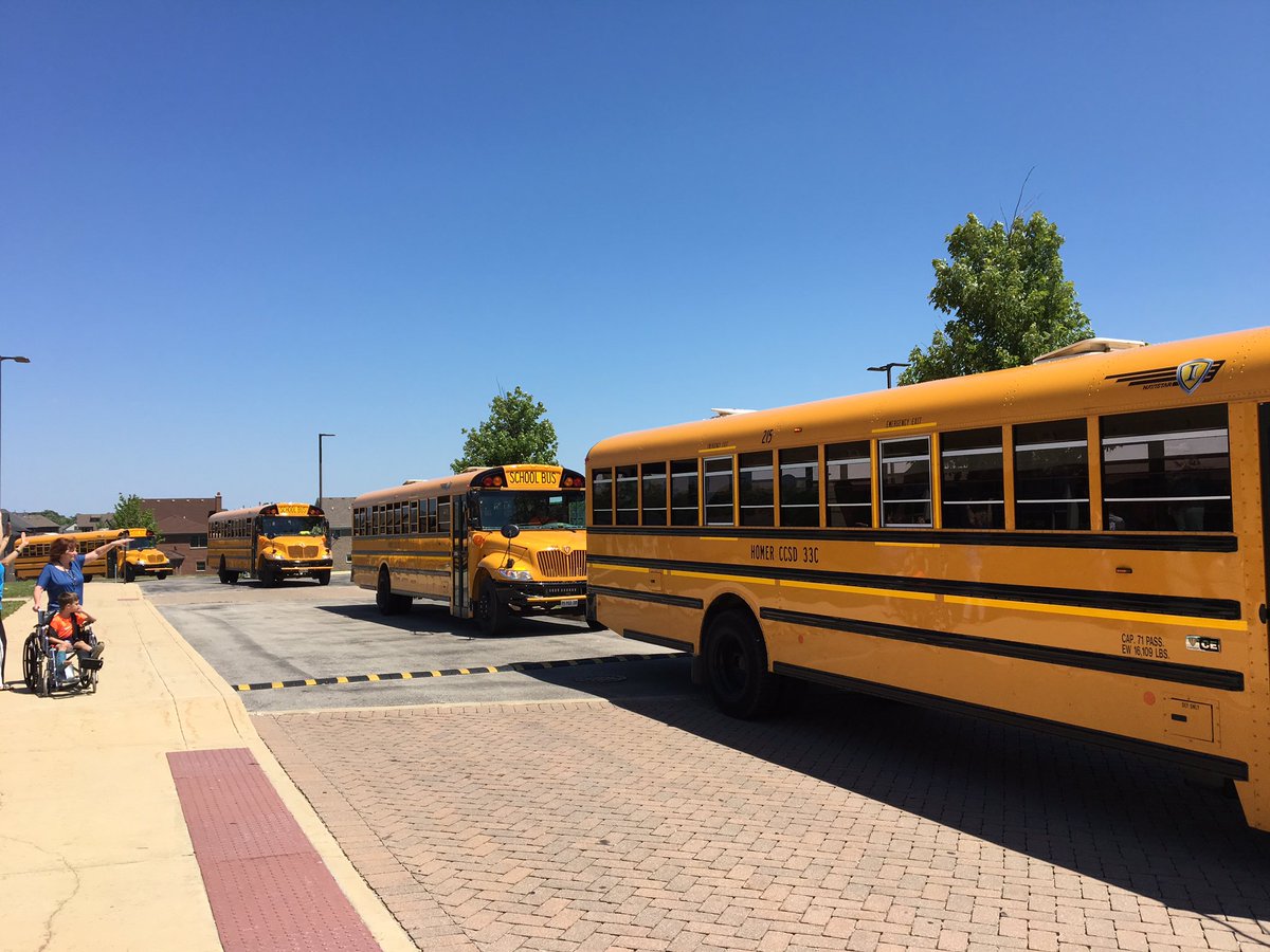 Schilling33C's tweet photo. Have an amazing summer!! A Schilling tradition of cheering on the students as they leave for the summer! #ljspride #33CPride https://t.co/XfEHS2Xgqo