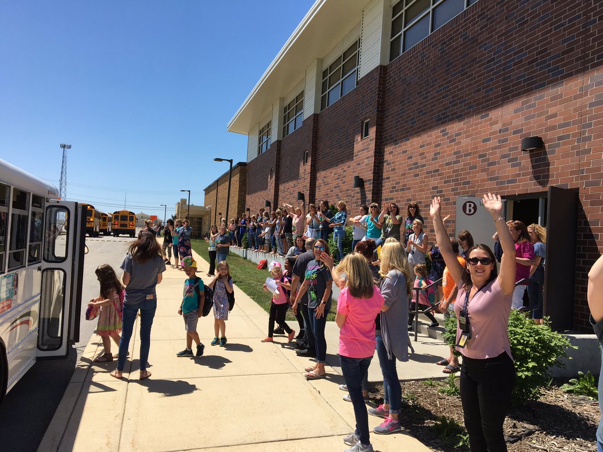 Schilling33C's tweet photo. Have an amazing summer!! A Schilling tradition of cheering on the students as they leave for the summer! #ljspride #33CPride https://t.co/XfEHS2Xgqo