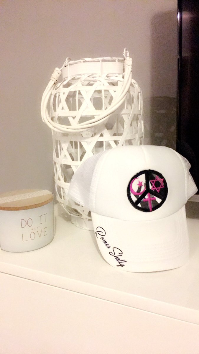 Je ne la quitte plus ☺️♥️ Merciii à toi <a href="/TweetMen2/">Gaetan🙈</a> pour ce cadeau, il ne manque plus que le soleil pour l’emmener de partout haha et en plus elle va même avec ma déco 🌵Merci <a href="/shellyromeo/">Romeo Shelly</a> <a href="/diegoh2f/">Diego</a> pour cette superbe casquette ! Au top 🔥🔥🔥 <a href="/Shaunaevents/">Shauna Events</a>