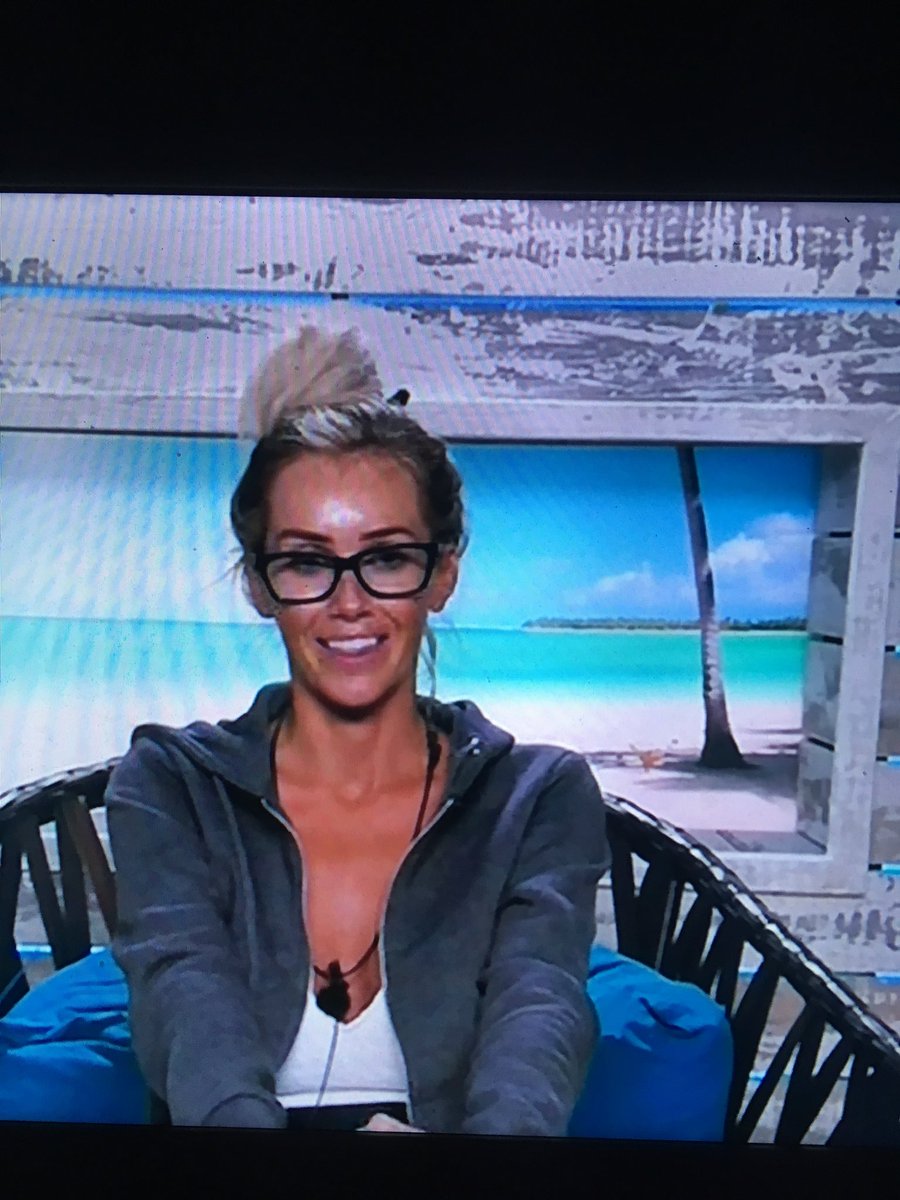 jaksilvershore's tweet photo. Has Laura turned into Olivia’s mum?
#LoveIsland https://t.co/QfVOavUVDQ